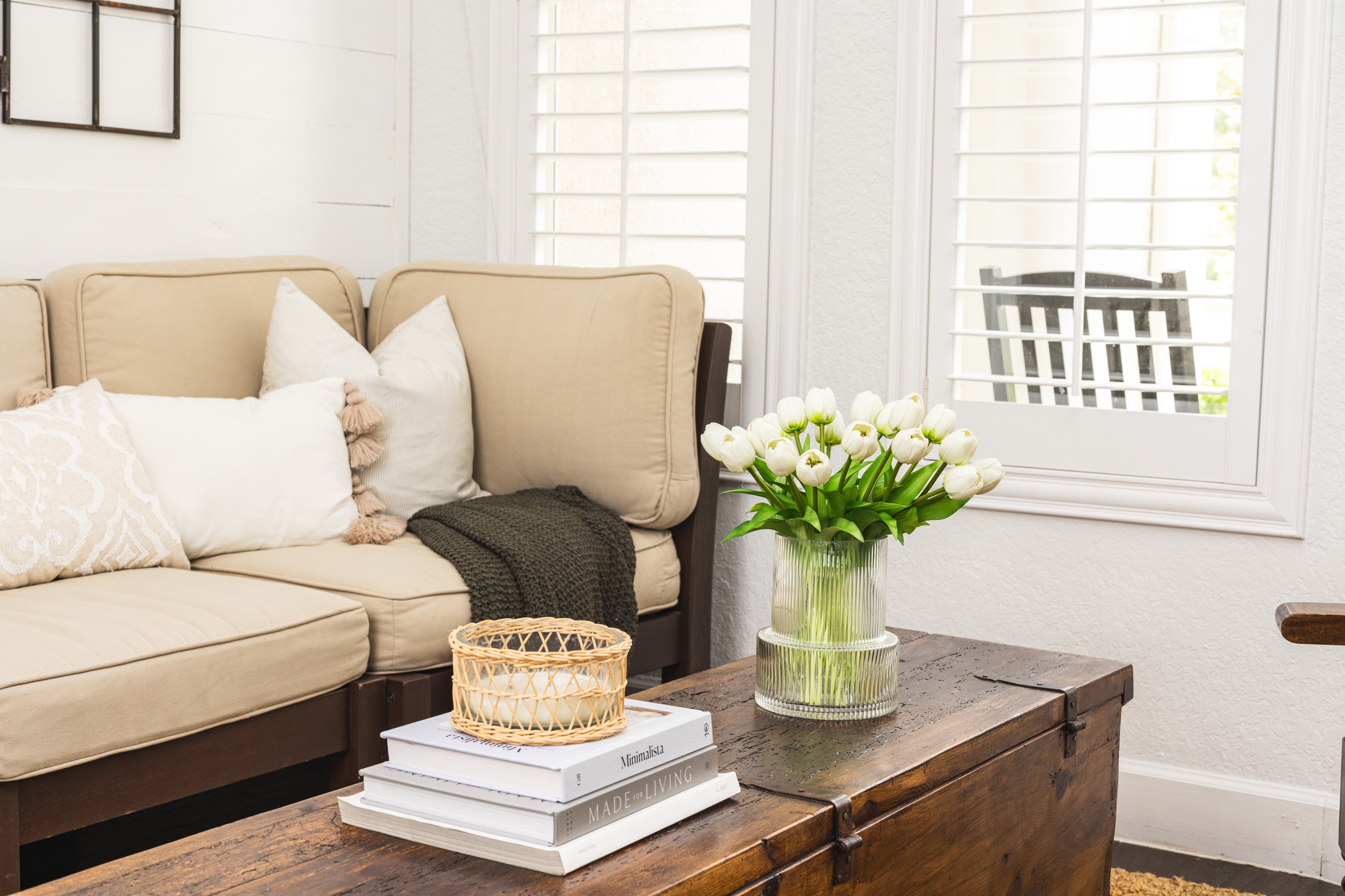 Radiant Blooms- White Laurel and Vine 