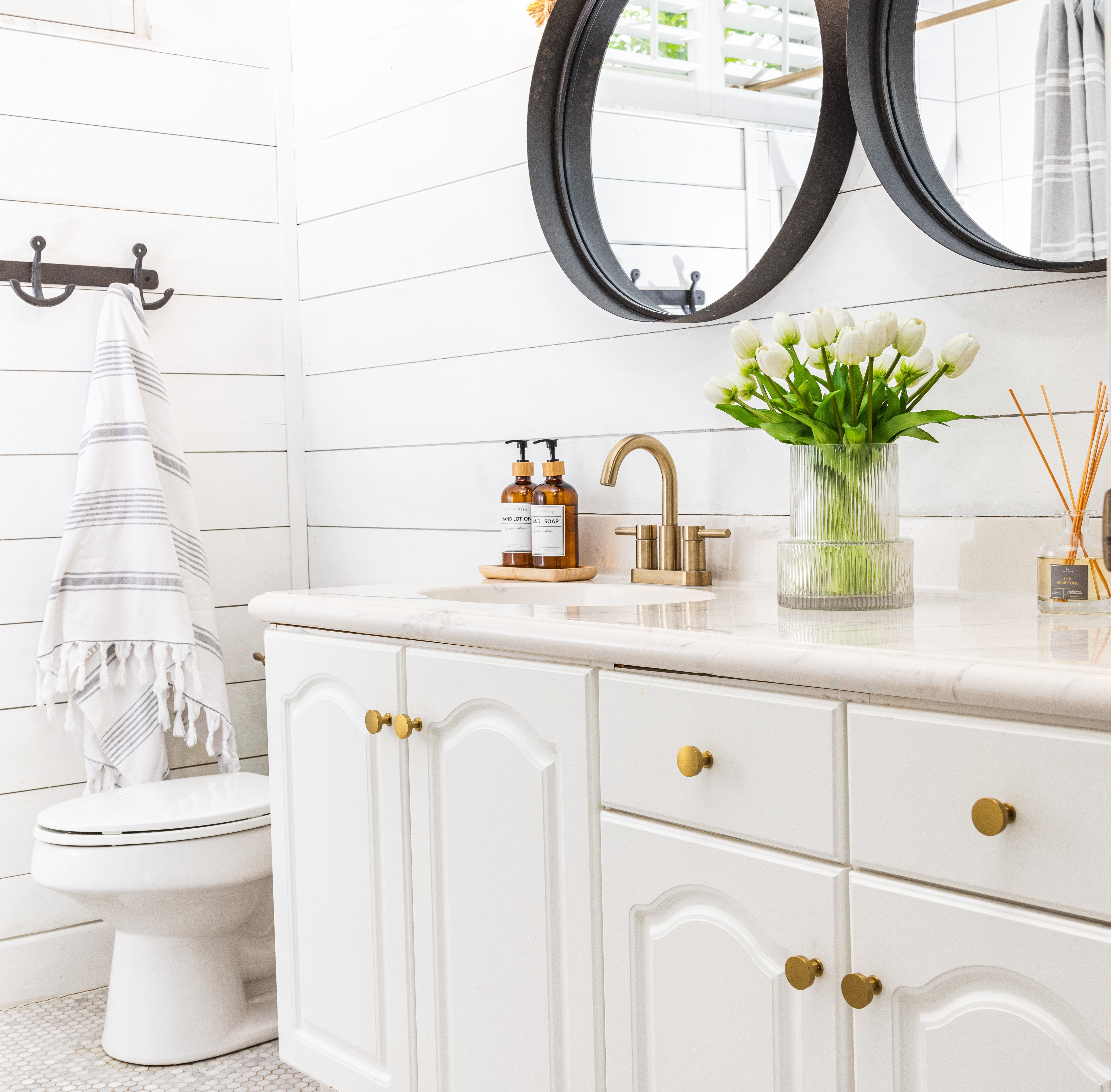 Radiant Blooms- White Laurel and Vine 